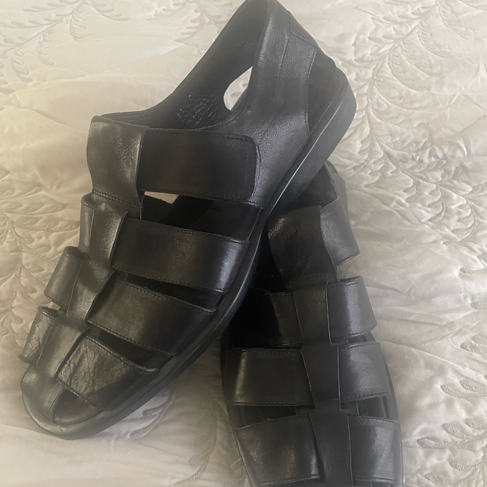 To Boot New York by Adam Derrick. Men’s sandal in like new condition.